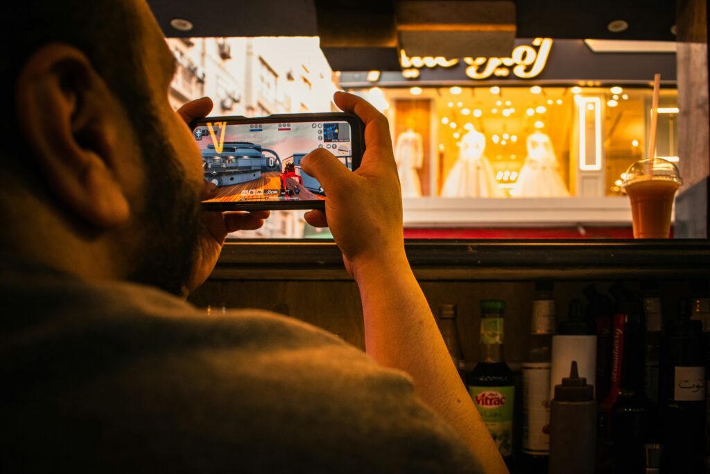 ゲームを遊んでるイメージ